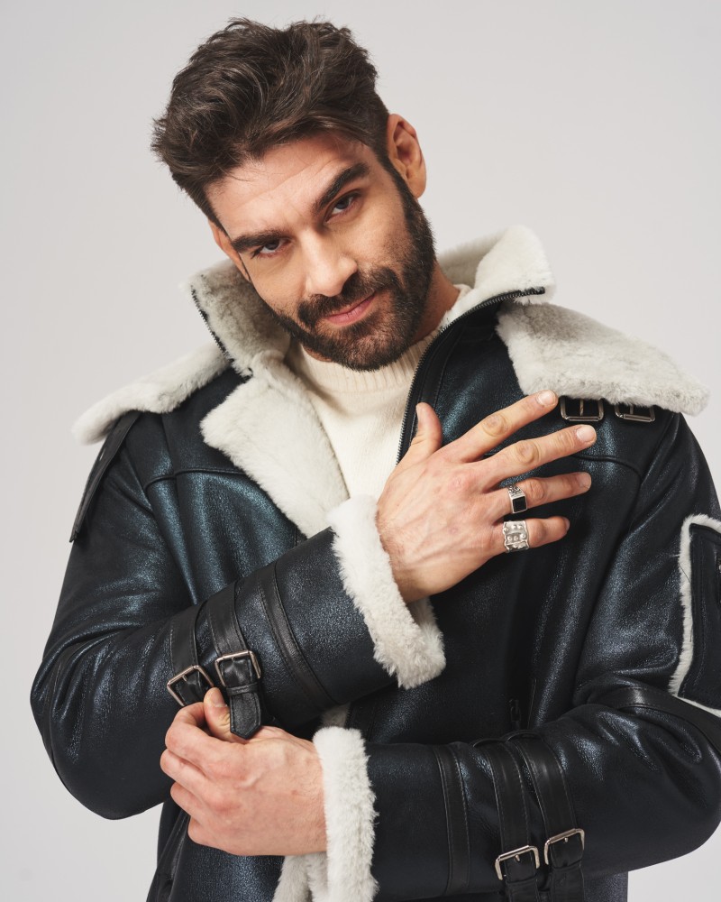 Męski kożuch skórzany w kolorze czarnym z futrzanym kołnierzem i regulowanymi paskami na rękawach