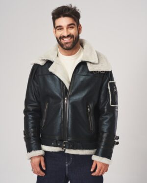 Kożuch męski w kolorze czarnym z futrzanym kołnierzem i regulowanym paskiem na biodrach