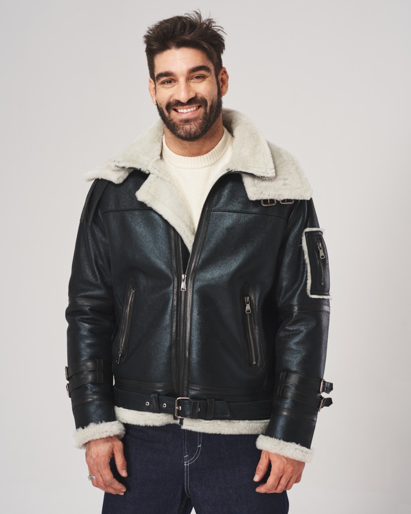 Kożuch męski w kolorze czarnym z futrzanym kołnierzem i regulowanym paskiem na biodrach