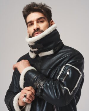 Kożuch męski z futrzanym kołnierzem, zapięciem na klamry i kieszeniami na rękawach