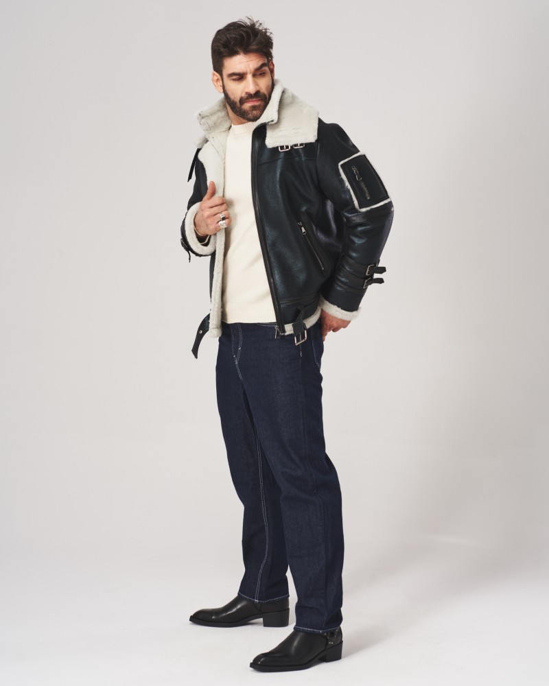 Kożuch męski w kolorze czarnym z futrzanym kołnierzem i detalami na rękawach