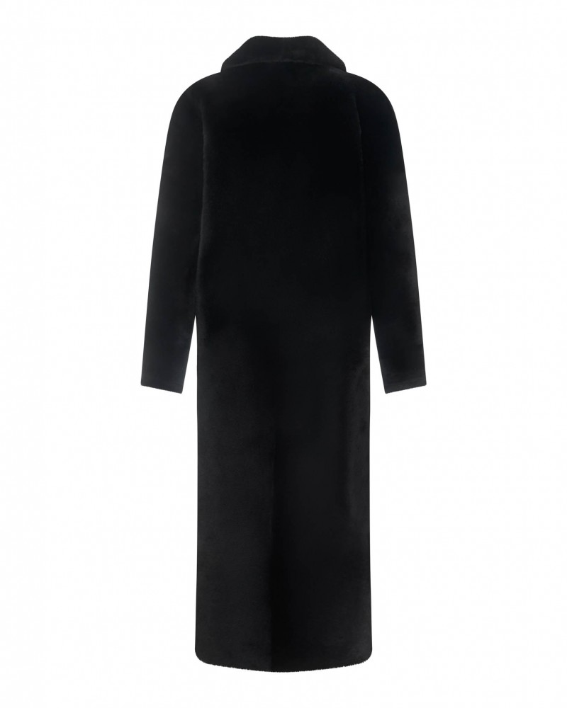 Czarny kożuch damski o prostym kroju z klasycznym kołnierzem i długimi rękawami