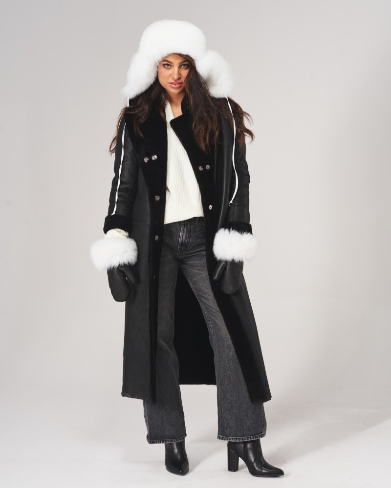 Czarny kożuch damski z białym futrzanym kołnierzem i mankietami, z guzikami i kapturkiem