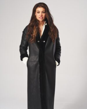 Czarny kożuch damski z długim krojem, z kołnierzem z futra i guzikiem, idealny na zimowe dni