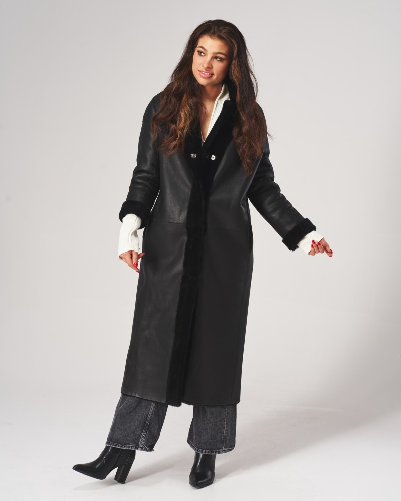 Czarny kożuch damski z długimi rękawami, kołnierzem z futra i eleganckimi guzikami