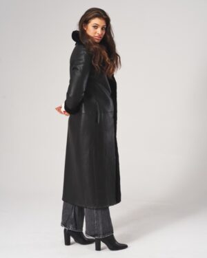 Kożuch damski w kolorze czarnym, długi krój z kapturem i subtelnym zapięciem przy szyi