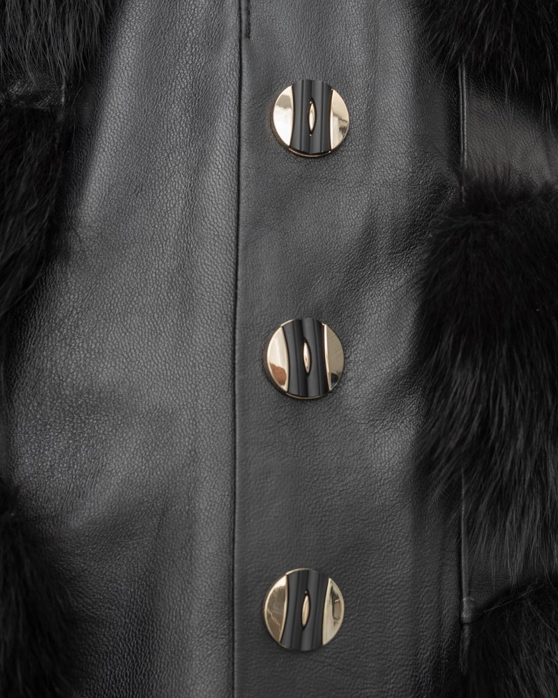 Kamizelka skórzana z futrzanymi detalami i złotymi guzikami, idealna na zimowe dni