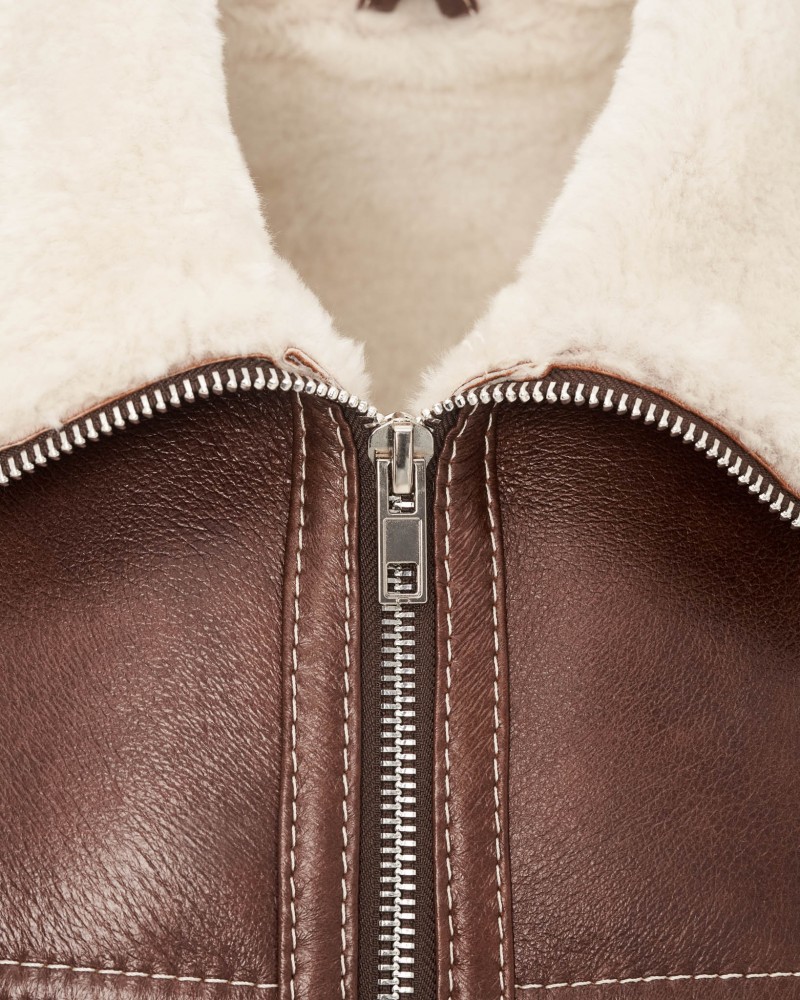 Kożuch męski w ciemnym brązie z kołnierzem z futra i metalowym zamkiem błyskawicznym