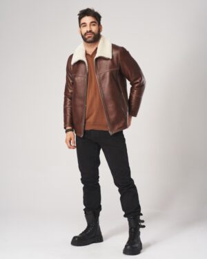 Kożuch męski w brązowym kolorze z kołnierzem z futra i zamkiem błyskawicznym