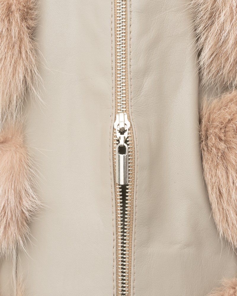 Kamizelka futrzana w jasnym kolorze z futrzanymi detalami po bokach i metalowym zamkiem błyskawicznym