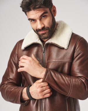 Męski kożuch w brązowym kolorze z futrzanym kołnierzem i zamkiem błyskawicznym, idealny na zimowe dni