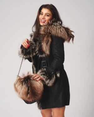 Czarny kożuch damski z futrzanym kołnierzem i mankietami, z paskiem w talii oraz torebką z futra