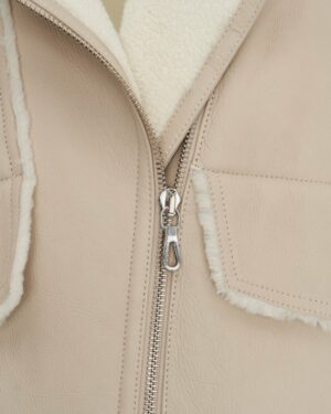 Kożuch damski w jasnym kolorze z kołnierzem z futra i metalowym zamkiem błyskawicznym