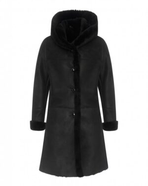 Czarny kożuch damski z kapturem, ozdobnymi guzikami i futrzanym wykończeniem rękawów