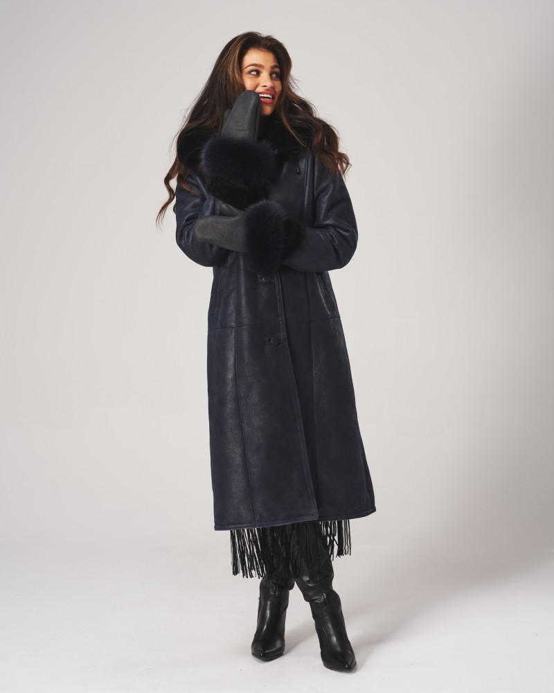 Ciemnoniebieski kożuch damski z futrzanym kołnierzem i guzikami, idealny na zimowe dni