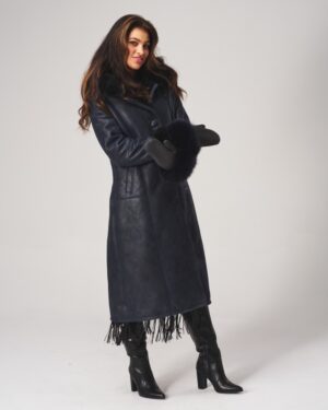 Kożuch damski w ciemnym odcieniu, z futrzanym kołnierzem i frędzlami na dole, idealny na zimowe dni