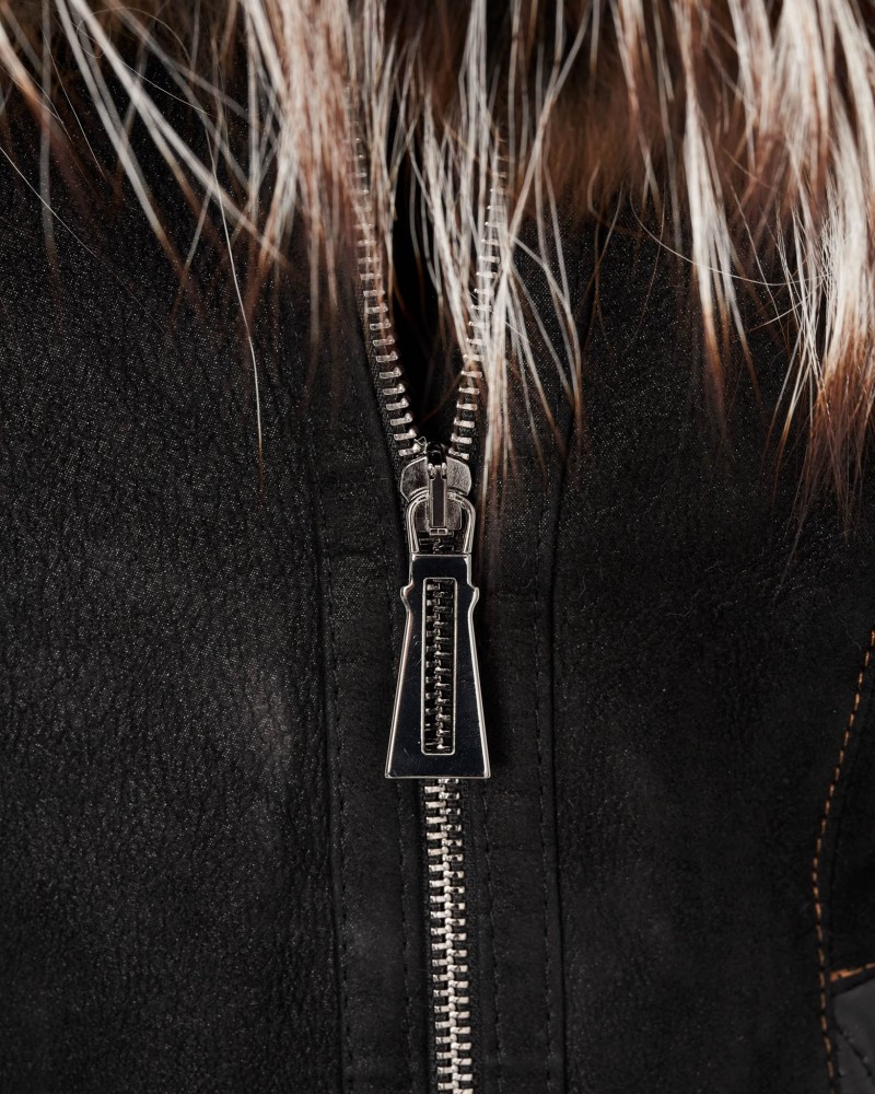 Kożuch damski z metalowym zamkiem i delikatnym kołnierzem, idealna na zimowe dni