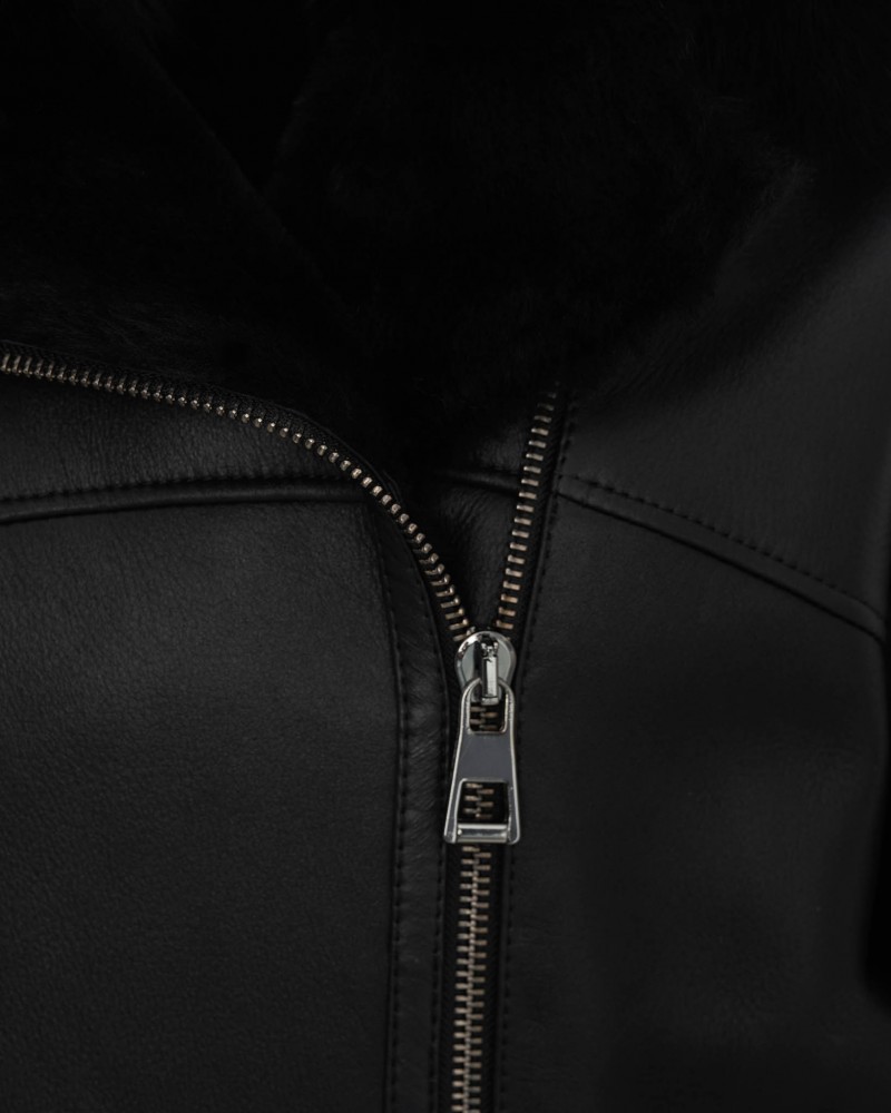 Kożuch damski w kolorze czarnym z futrzanym kołnierzem i metalowym zamkiem błyskawicznym