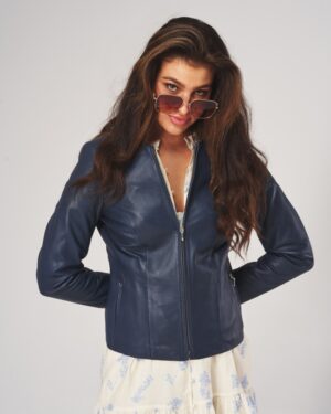 Kurtka skórzana damska w ciemnoniebieskim kolorze, dopasowany krój, z zamkiem i kieszeniami po bokach