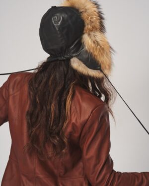 Czapka futrzana w kolorze brązowym z lekko podniesionym brzegiem i gładkim futrem