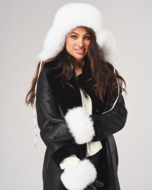 Czapka futrzana w kolorze białym z puszystym wykończeniem i dopasowaną formą