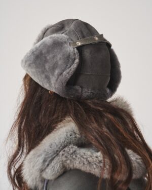 Siwa uszatka skórzana z matowym wykończeniem i futrzaną wyściółką