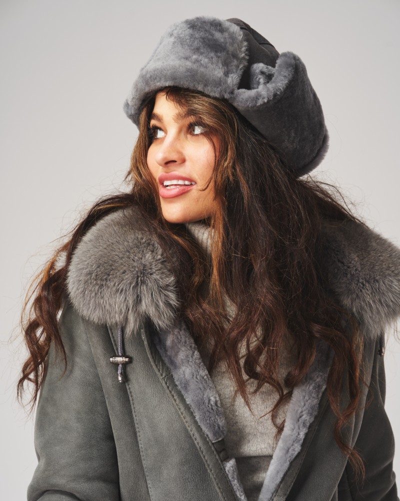 Siwa uszatka skórzana z długimi nausznikami i gęstym futerkiem