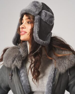 Uszatka skórzana w kolorze siwym z miękkim futrem i ozdobnym szwem