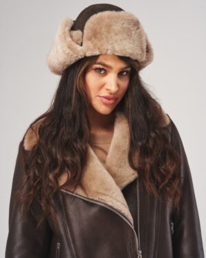 Brązowa uszatka skórzana z jasnym futerkiem i paskiem do wiązania pod brodą