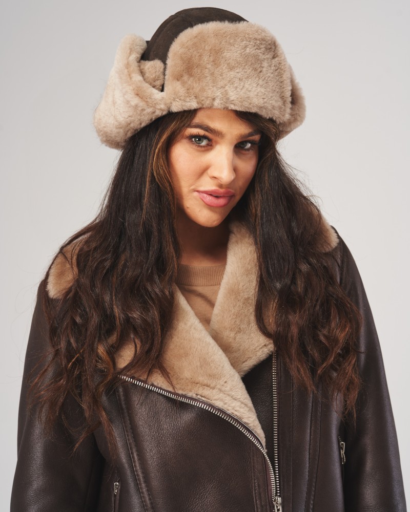 Brązowa uszatka skórzana z jasnym futerkiem i paskiem do wiązania pod brodą