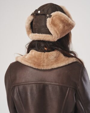 Brązowa uszatka skórzana z grubym kożuchem i szerokimi nausznikami