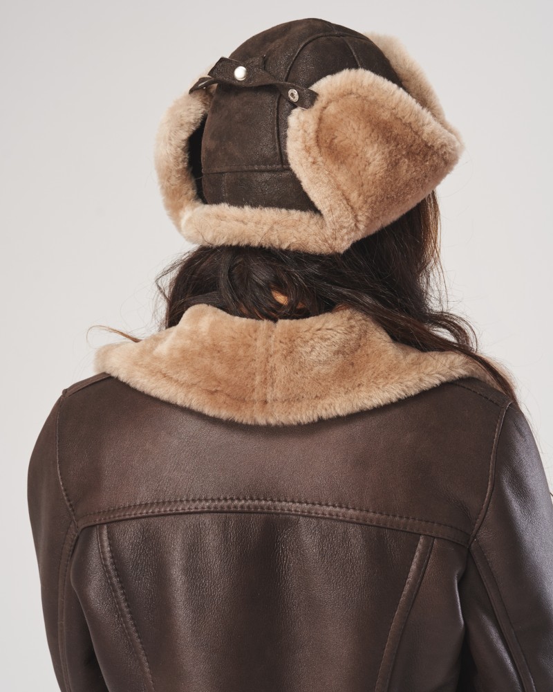 Brązowa uszatka skórzana z grubym kożuchem i szerokimi nausznikami