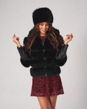 Toczek futrzany w kolorze czarnym z błyszczącym wykończeniem i gładką strukturą