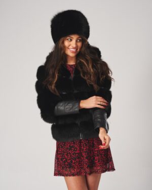 Toczek futrzany czarny z gęstym, krótkim włosiem i zaokrągloną formą