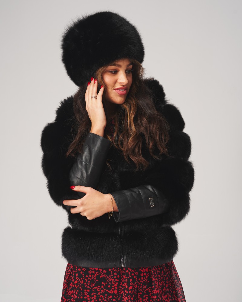 Czarny toczek futrzany z puszystym futrem i lekko podniesionym brzegiem