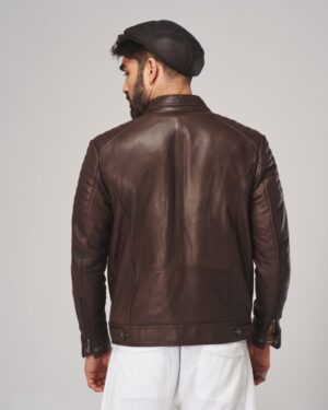 Ciemnobrązowy kaszkiet skórzany z gładką powierzchnią i eleganckim fasonem