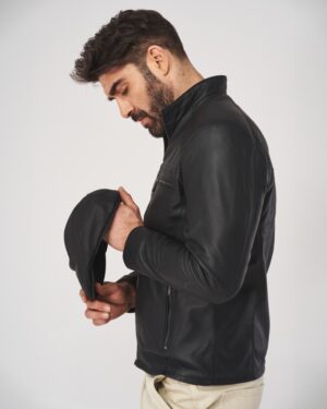 Kaszkiet skórzany w kolorze czarnym z zaokrągloną górą i krótkim daszkiem