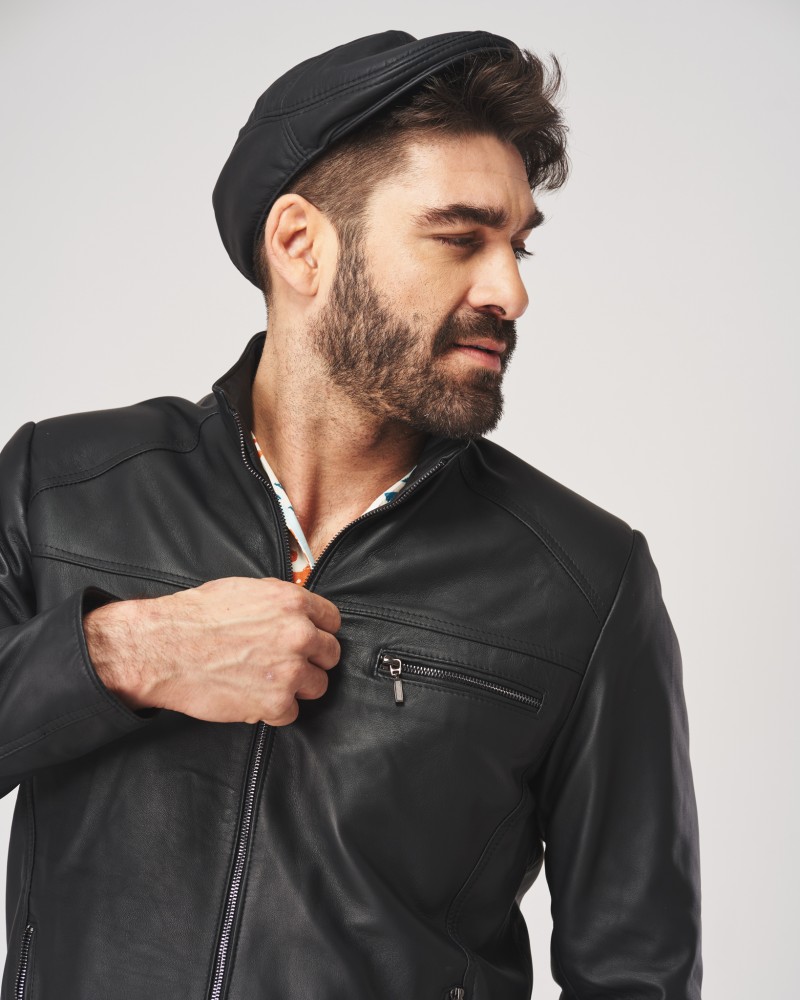 Czarny kaszkiet skórzany z przeszyciami i wyprofilowanym daszkiem