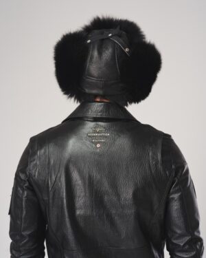 Czapka futrzana w kolorze czarnym z puszystym wykończeniem i klasycznym fasonem