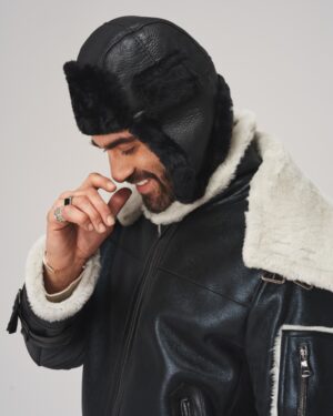 Czarna uszatka skórzana z futrzanym podszyciem i długimi nausznikami wiązanymi pod brodą