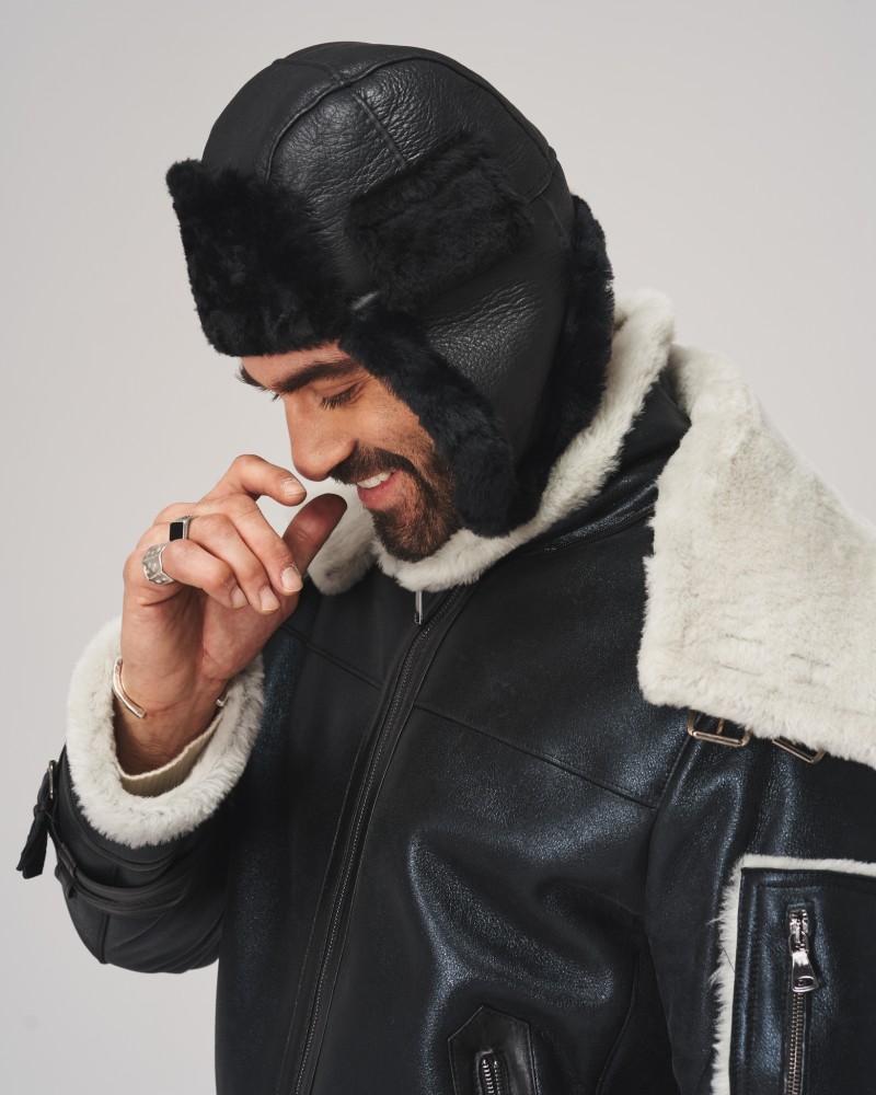 Czarna uszatka skórzana z futrzanym podszyciem i długimi nausznikami wiązanymi pod brodą