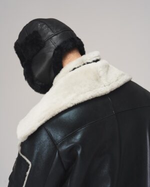 Męska uszatka skórzana z zapięciem pod brodą i matowym wykończeniem