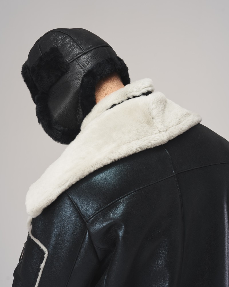 Męska uszatka skórzana z zapięciem pod brodą i matowym wykończeniem