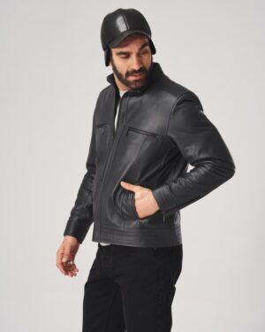 Skórzana czapka z daszkiem marki Emoris ujęta z profilu na jasnym tle