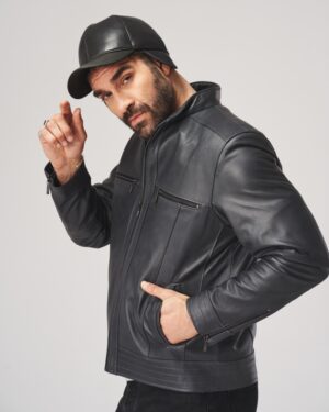 Czapka Frost wykonana z naturalnej skóry, z daszkiem, w ujęciu studyjnym