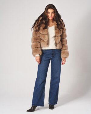 futro naturalne w odcieniu beżu, krótki krój z szerokimi rękawami i zamkiem błyskawicznym z przodu