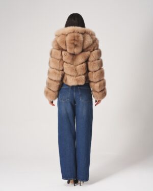 Futro naturalne w jasnym odcieniu z kapturem, ozdobnymi paskami i szerokimi rękawami