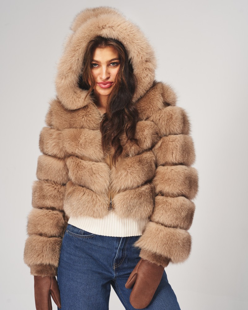 Futro naturalne w odcieniu beżowym z kapturem, krótkie, z efektownymi futrzanymi rękawami i zapięciem na zamek