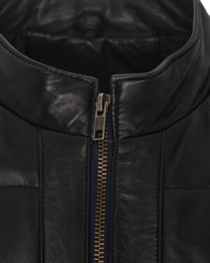 czarna kurtka skórzana męska z zamkiem błyskawicznym i stójką, idealna na zimowe dni