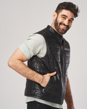 Kamizelka skórzana męska w kolorze czarnym, pikowana, z zamkiem błyskawicznym i otwartymi kieszeniami.